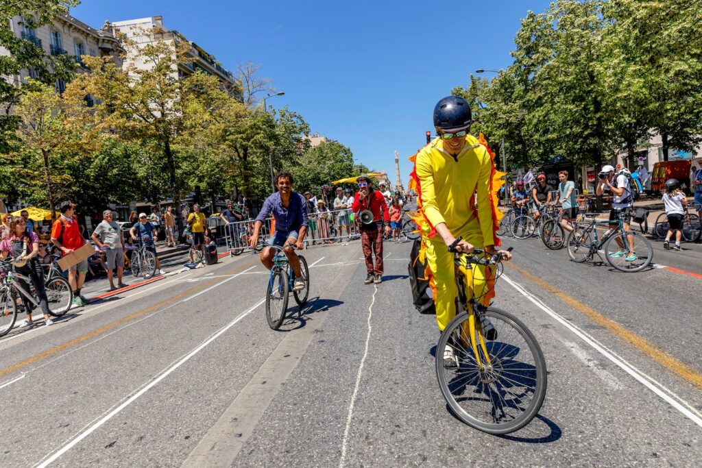 c'est une fete du vélo a Laval on y voit de nombreux cycliste, certains sont déguisées